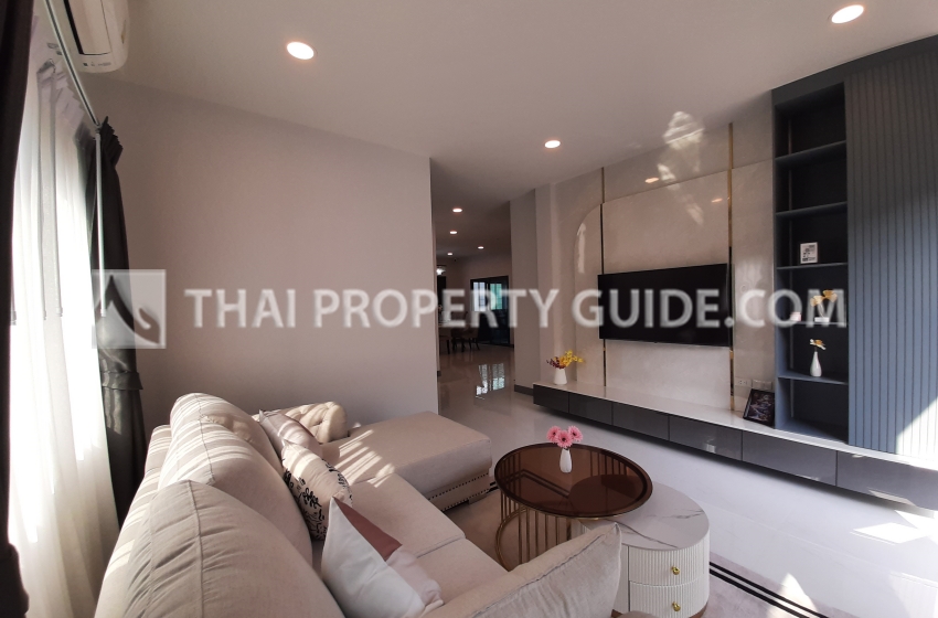 House with Shared Pool in Bangnatrad 